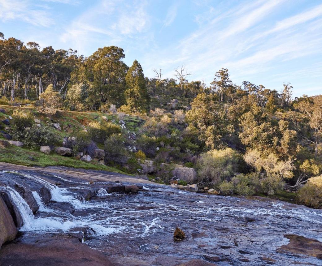 Mahogany Inn And Distillery Mahogany Creek ภายนอก รูปภาพ